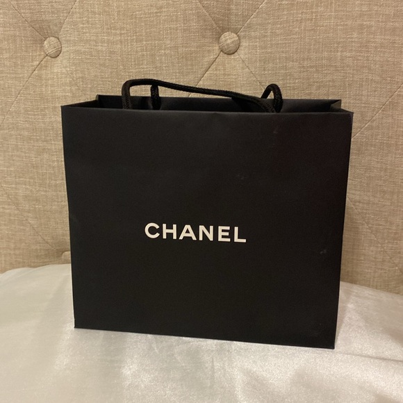 CHANEL Shopping Bag with Camellia - Picture 3 of 6